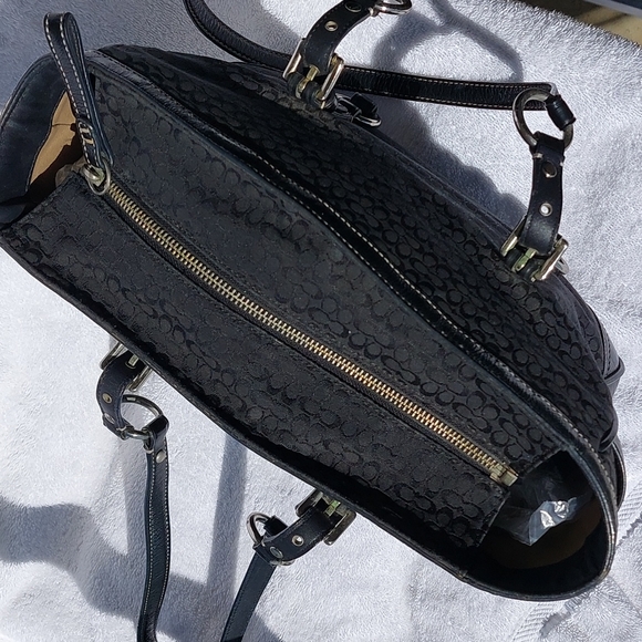 COACH black shoulder bag, zip top, multiple pockets. - Picture 6 of 14
